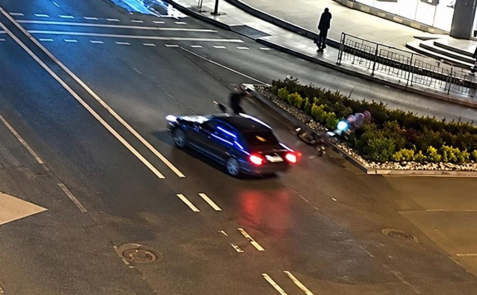 Araç çarpması sonucu camdan içeri giren kişi kameraya yansıdı
