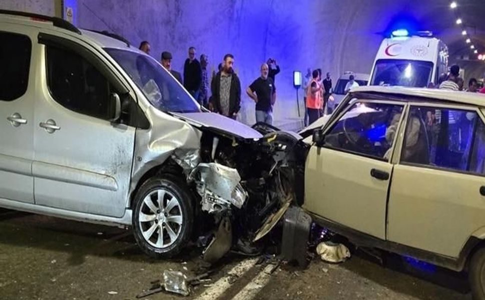 Artvin Yusufeli Tünelinde Hafif Ticari Araç ile Otomobil Çarpıştı: 3 Yaralı