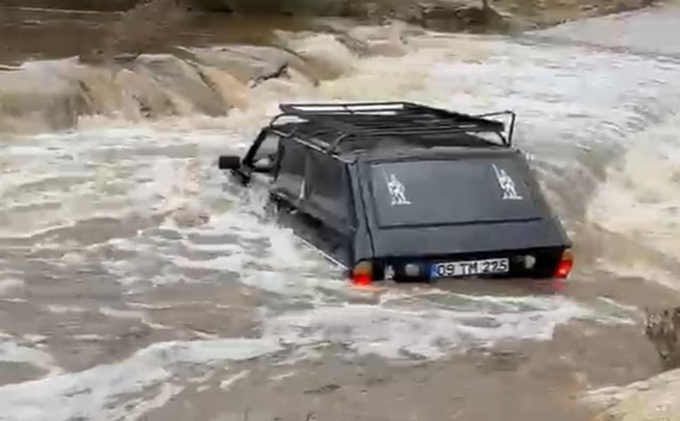 Aydın Koçarlı'da sel sularına kapılan otomobildeki sürücü ve yolcu kurtarıldı