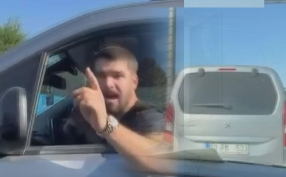 Bakırköy'de Kadın Sürücünün Önünü Keserek Tepki Gösteren Hafif Ticari Araç Sürücüsü