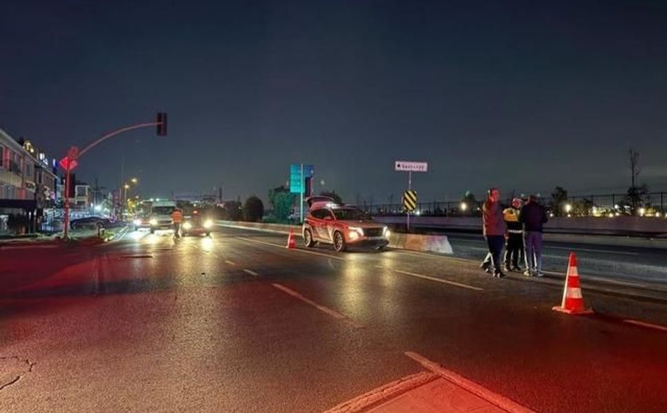 Bakırköy'de otomobile çarpan motosiklet sürücüsü yaşamını yitirdi
