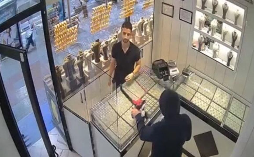 Bayrampaşa'da kuyumcu soygunu girişimi imitasyon altınla önlendi