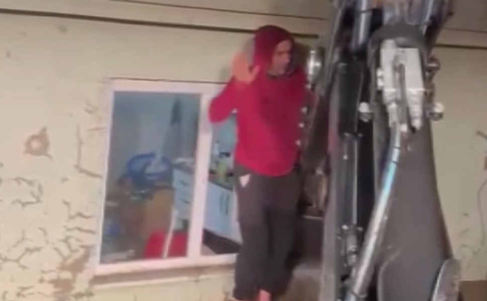 Bekçi kulübesinde sıkışan kişi kepçe yardımıyla kurtarıldı