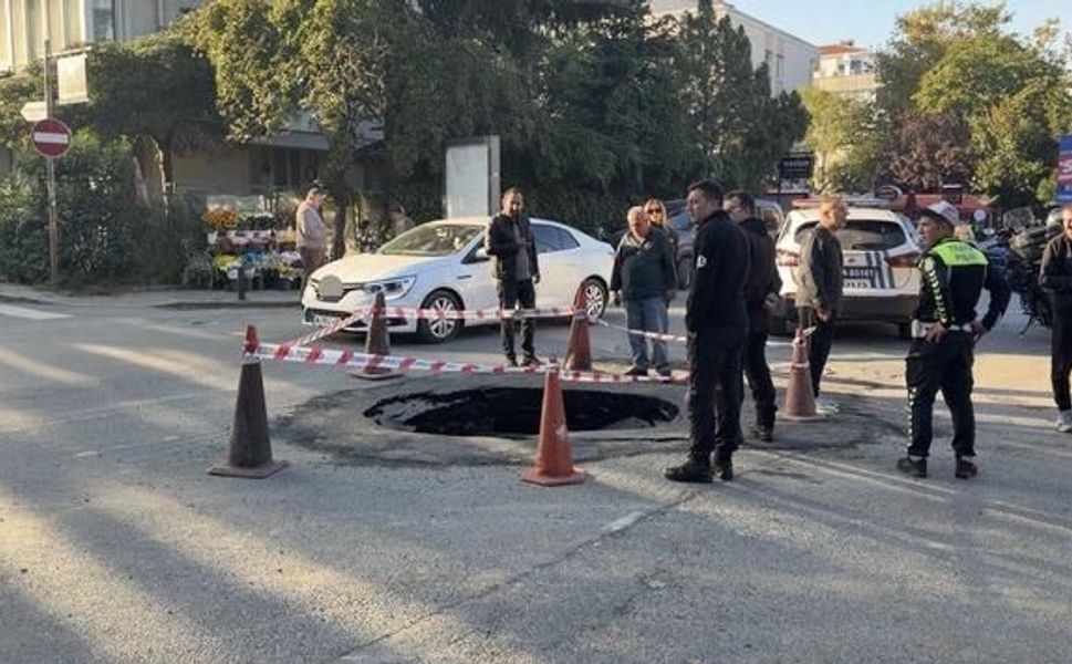 Beşiktaş'ta Zeytinoğlu Caddesi'nde Yol Çökmesi Trafiği Etkiledi