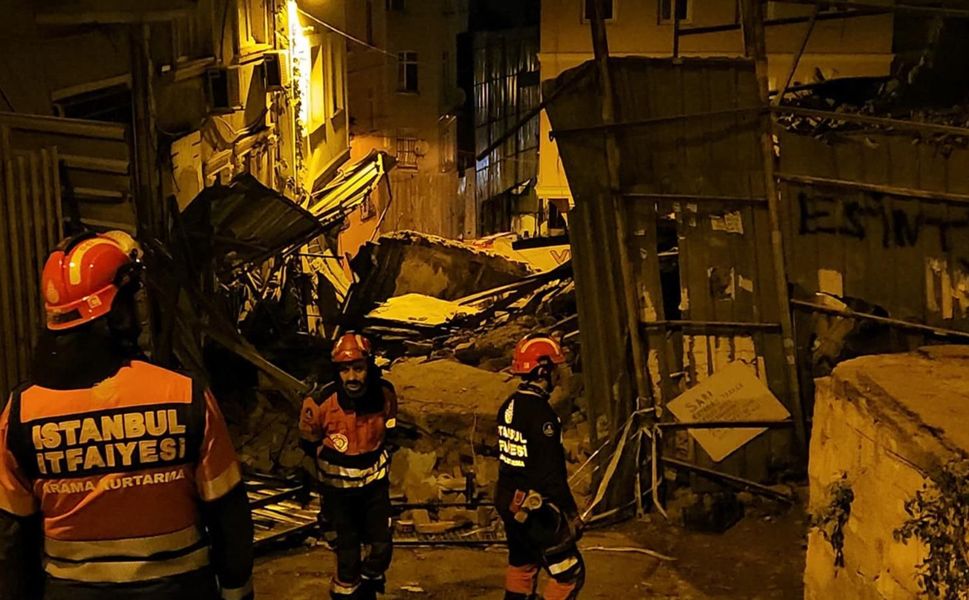 Beyoğlu'nda 5 Katlı Metruk Bina Çöktü, Arama Kurtarma Çalışmaları Yapıldı