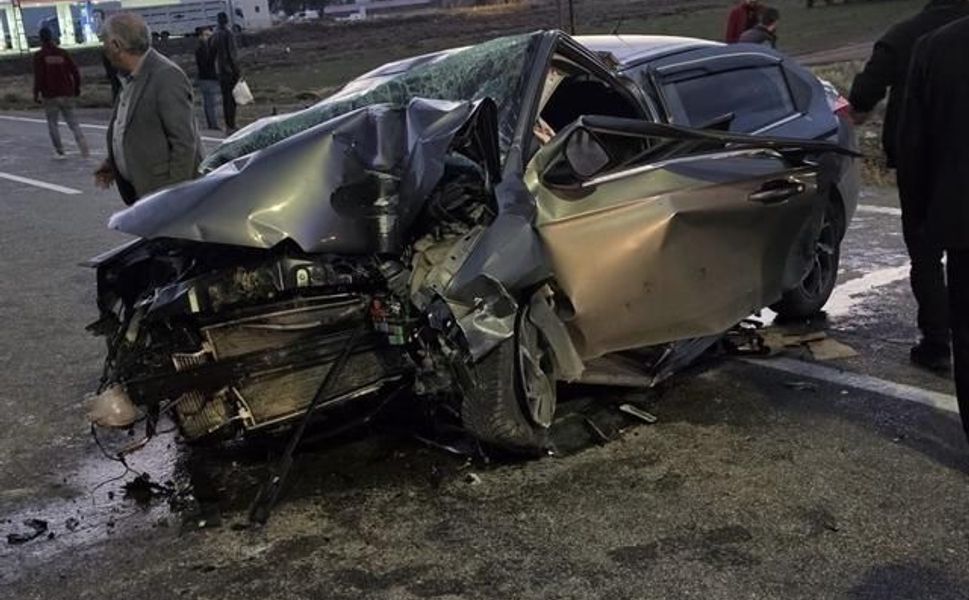 Bingöl Karlıova'da otomobil refüjdeki direğe çarptı, 3 kişi yaralandı