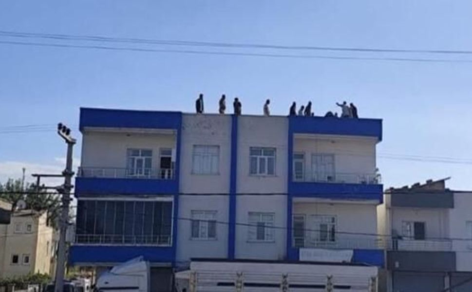 Bismil'de elektrik çarpması sonucu usta yaşamını yitirdi, 2 çırağı ağır yaralandı