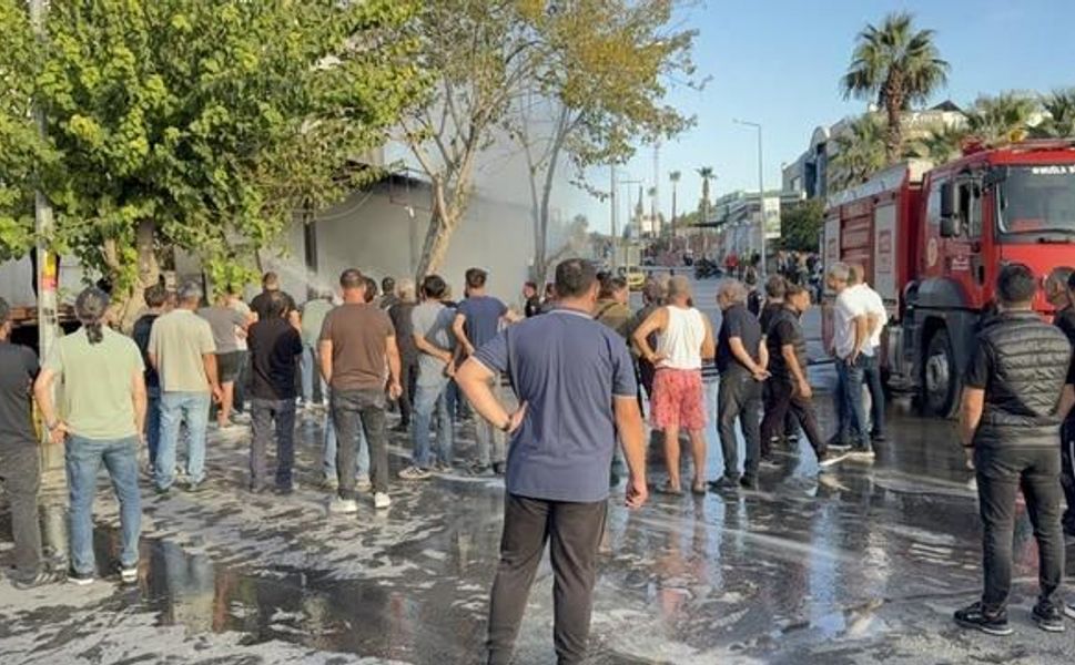 Bodrum'da depo yangını 15 dakikada tamamen tahrip oldu