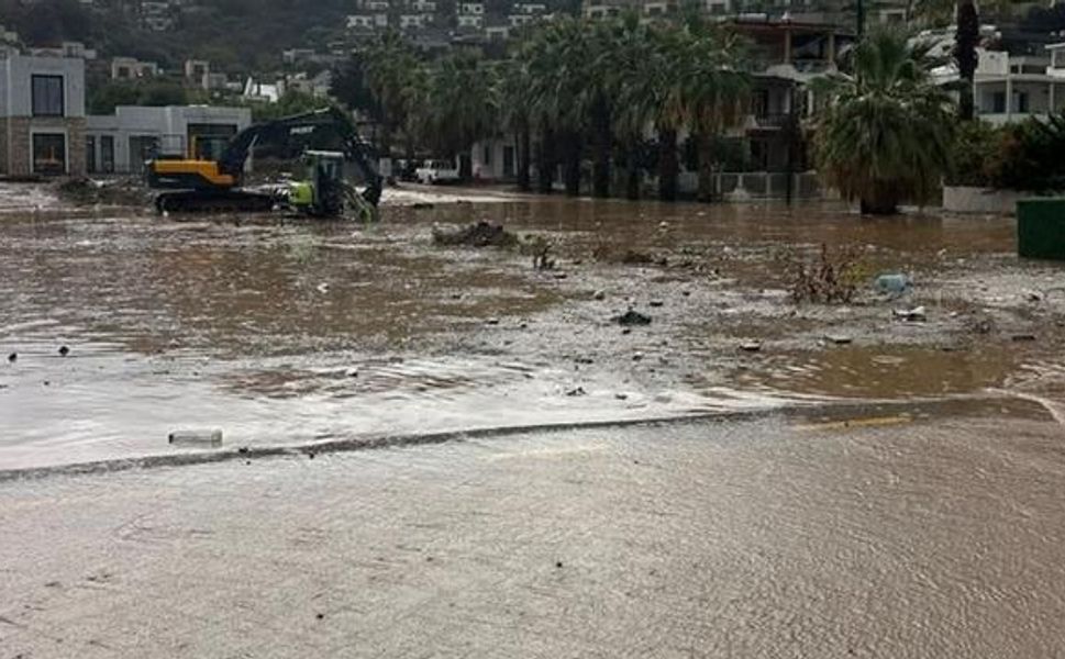 Bodrum'da Sağanak Sonrası İş Yerleri ve Yollar Su Altında Kaldı