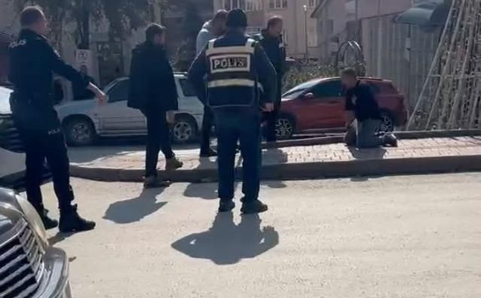 Bolu Gerede'de Bıçaklı Şahıs Polis Müdahalesiyle Kontrol Altına Alındı