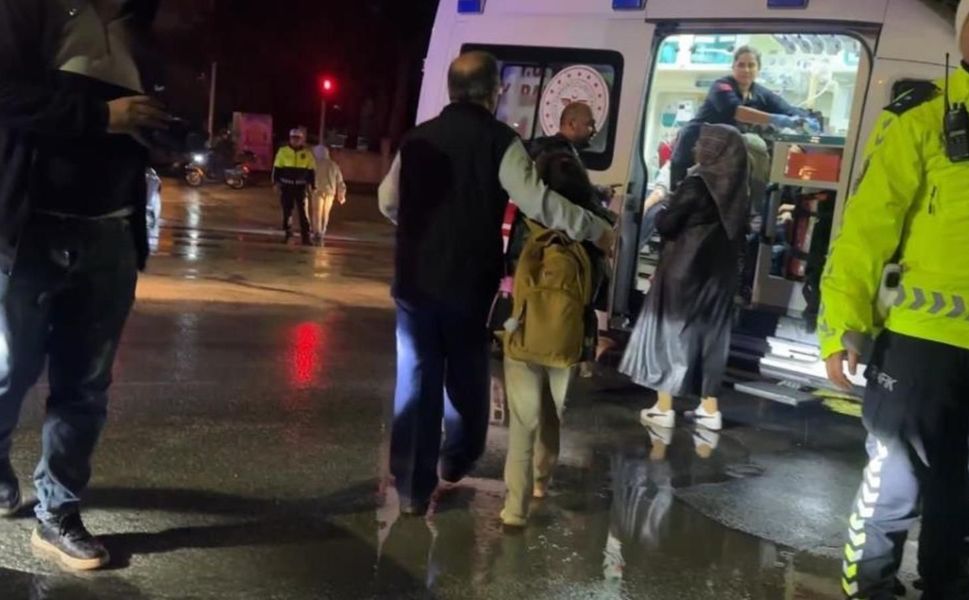 Burdur'da öğrenci servisi ile otomobil çarpıştı, 12 öğrenci hafif yaralandı