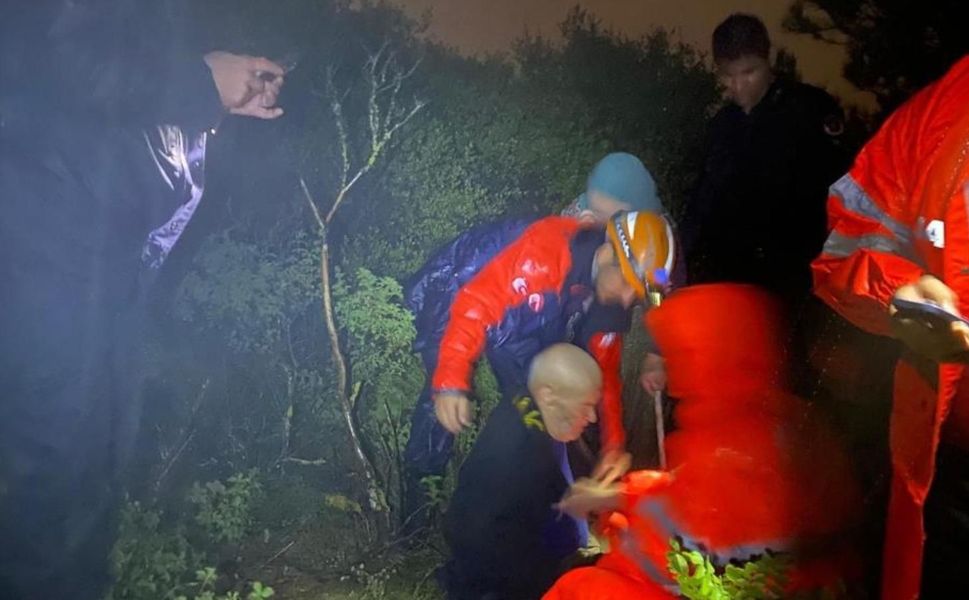 Bursa Gemlik'te mahsur kalan yaşlı çift jandarma tarafından sırtında taşındı