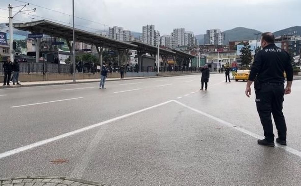 Bursa'da Çocuğunu Göremeyen Kadın Trafiği Kilitleyip Bıçağıyla İkna Edildi