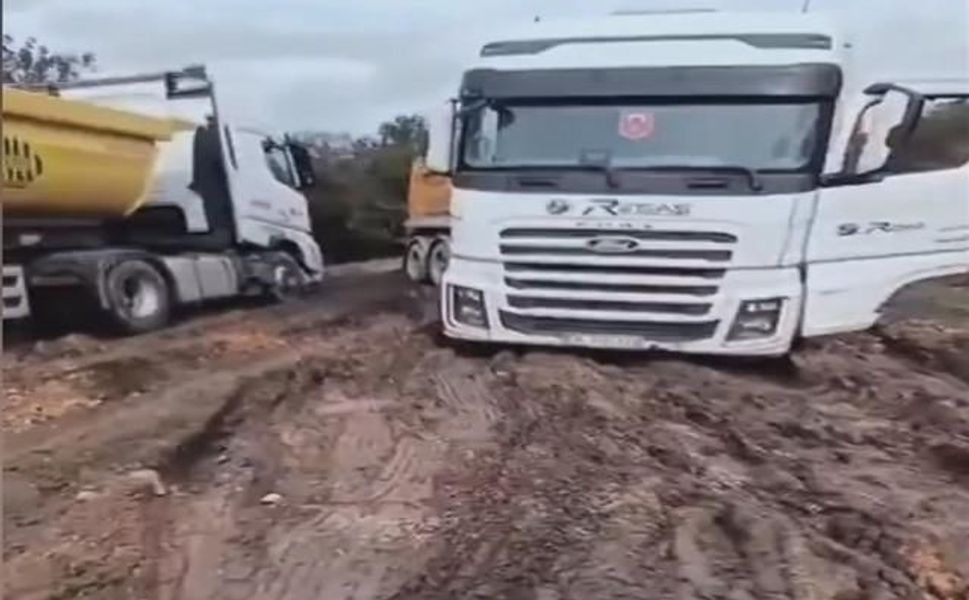 Çatalca'da sağanak sonrası alternatif yol çamura dönüşerek kamyonların mahsur kalmasına neden oldu