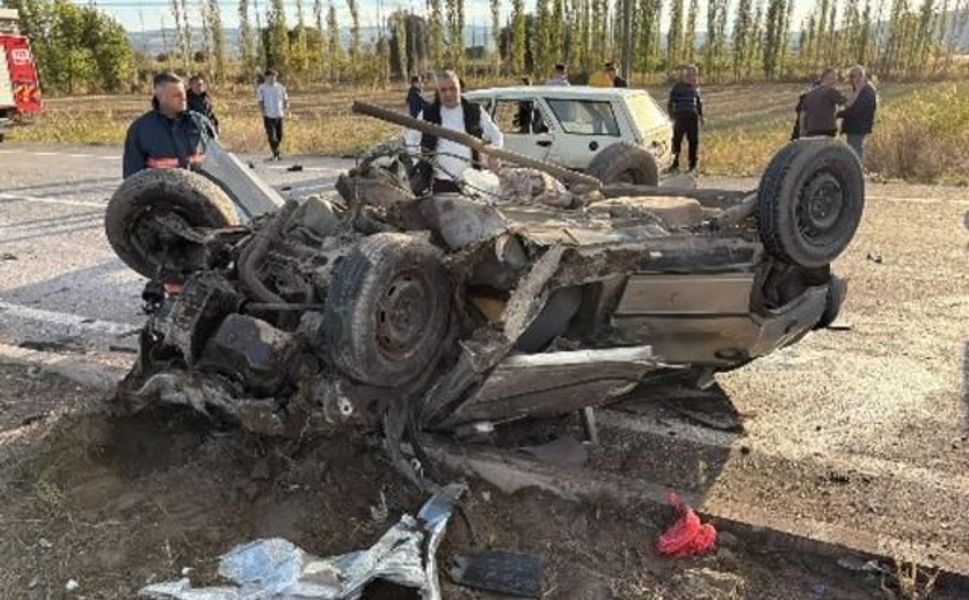 Çorum İskilip'te İki Otomobil Çarpıştı: 5'i Aynı Aileden 7 Kişi Yaralandı