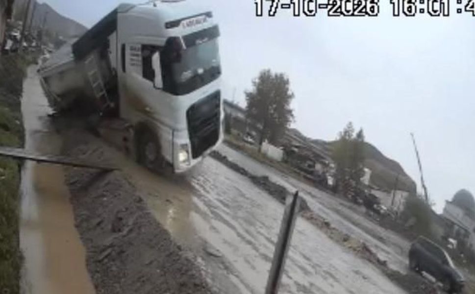 Çorum'da taş yüklü tır kanala devrildi