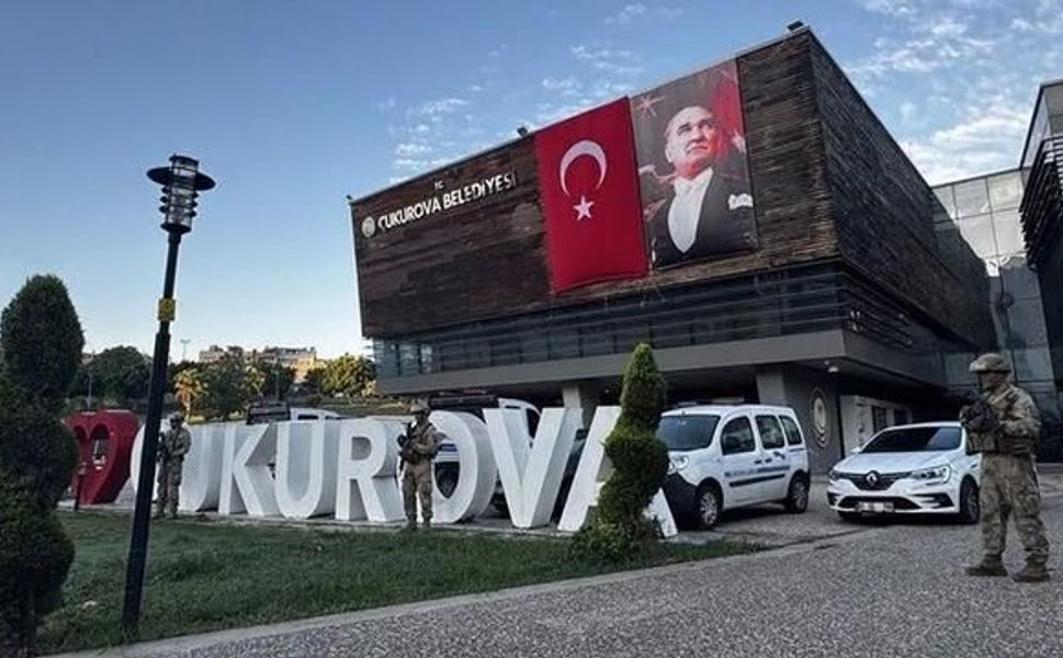 Çukurova Belediye Başkanı Emrah Kozay görevden uzaklaştırıldı