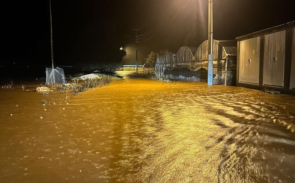 Demre'de şiddetli yağış sele yol açtı, ev ve seralar su altında kaldı