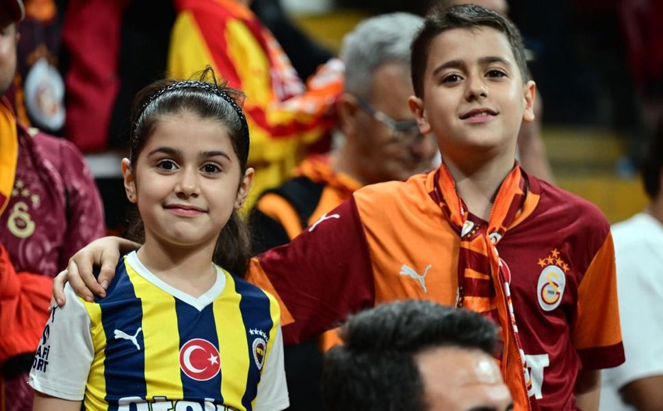 Derbide Galatasaraylı baba ile Fenerbahçeli kızın birlikte maç izlemesi dikkat çekti