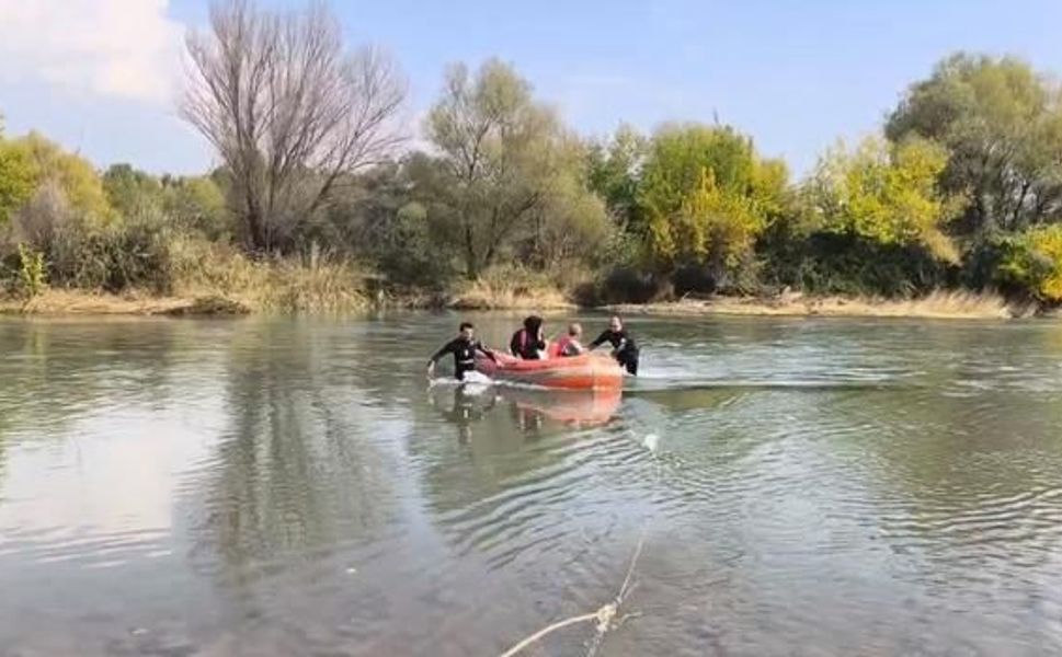 Dicle Nehri kıyısında mahsur kalan iki kişi itfaiye tarafından kurtarıldı