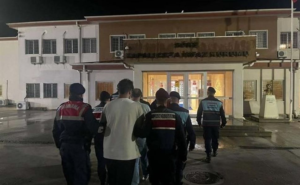 Didim'de 8 kaçak göçmen ile otel sahibi ve çalışanı tutuklandı