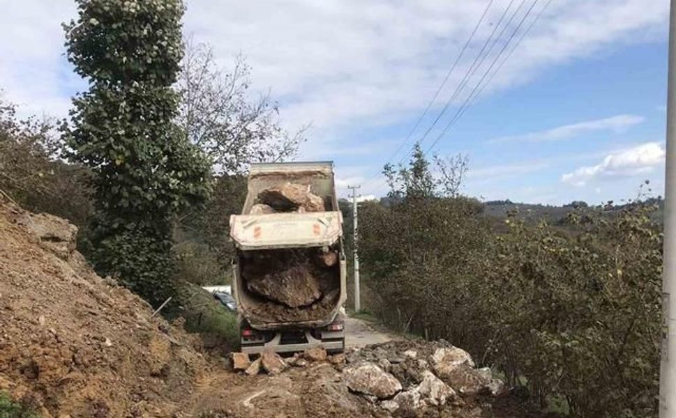 Düzce Çamlısu Köyü Yolundaki Kayma Sorunu Taş Tahkimatıyla Giderildi