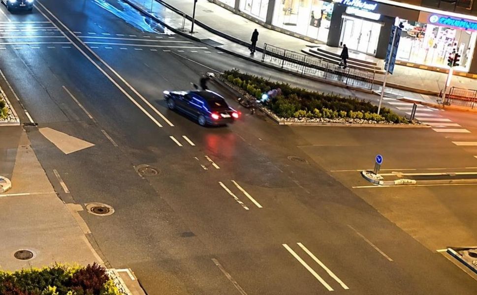 Düzce'de motosiklet sürücüsü otomobilin ön camından içeri girerek yaralandı