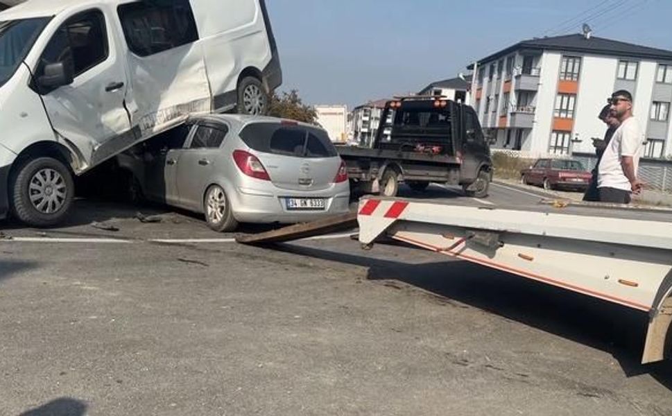 Düzce'de otomobil ve minibüsün çarpışması sonucu 3 kişi yaralandı