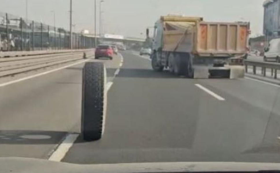 E-5 Karayolu'nda Seyreden Kamyonun İki Tekerleği Koptu