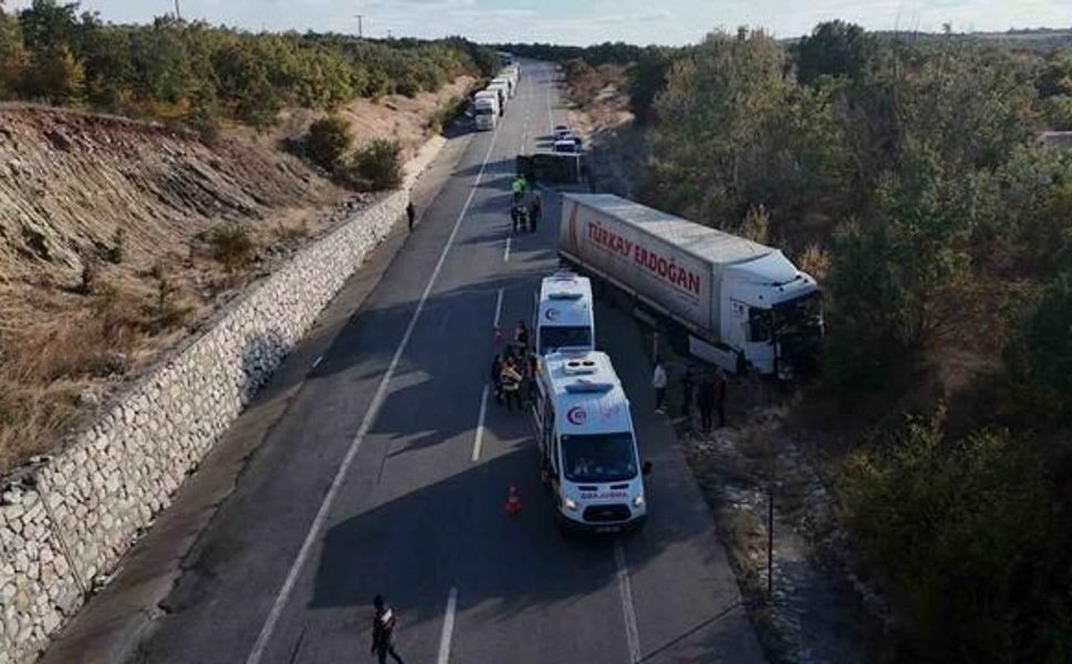 Edirne'de Hamzabeyli Yolu'nda Tır ile Kamyonet Çarpıştı: 4 Yaralı