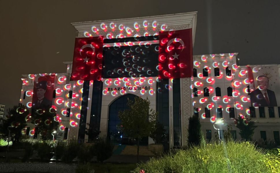 Elazığ Valiliği'nden 29 Ekim'e özel ay yıldızlı ışık gösterisi