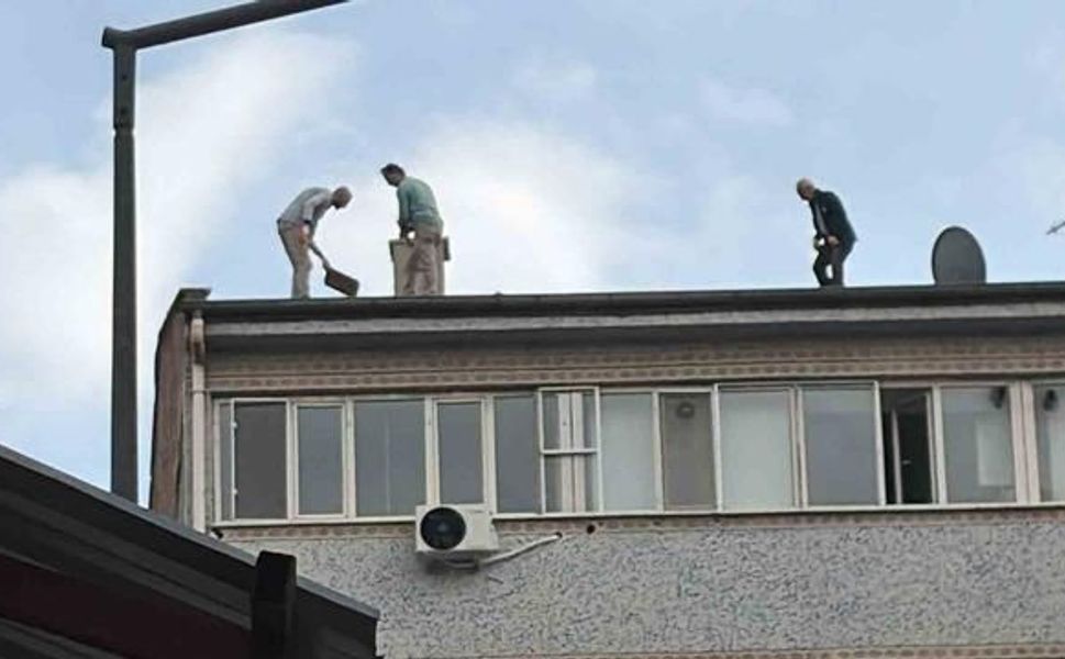 Elazığ'da 7 Katlı Binanın Çatısında Güvensiz Kiremit Değişimi