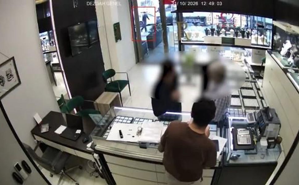 Esenyurt'ta kuyumcuda silahlı saldırı anları kamerada