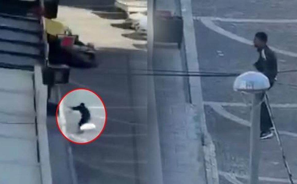 Esenyurt'ta Kuyumcuya Silahlı Saldırı Anı Kameraya Yansıdı