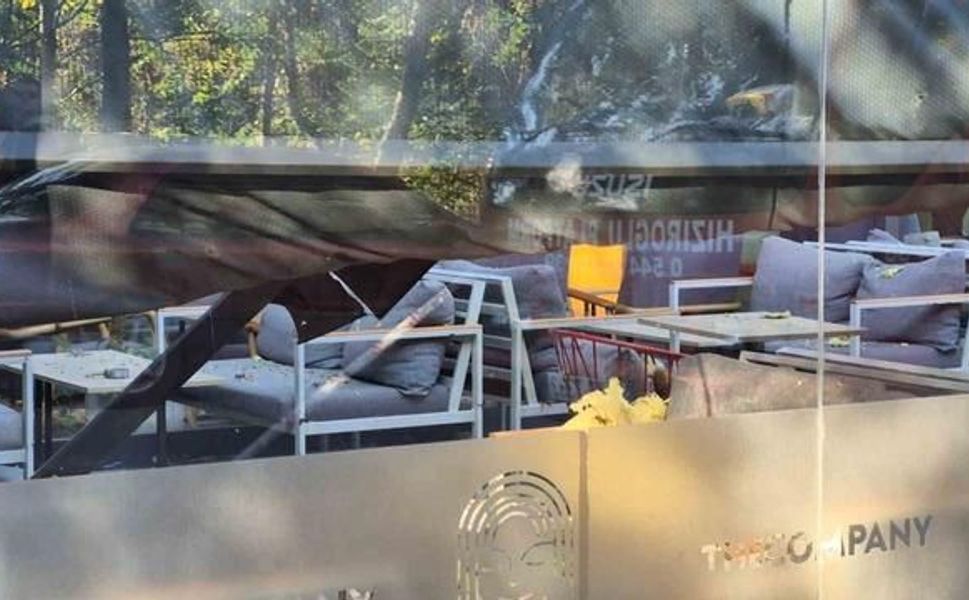 Eskişehir'de 6 katlı binadan kopan malzemeler kahve dükkanının tentesine zarar verdi