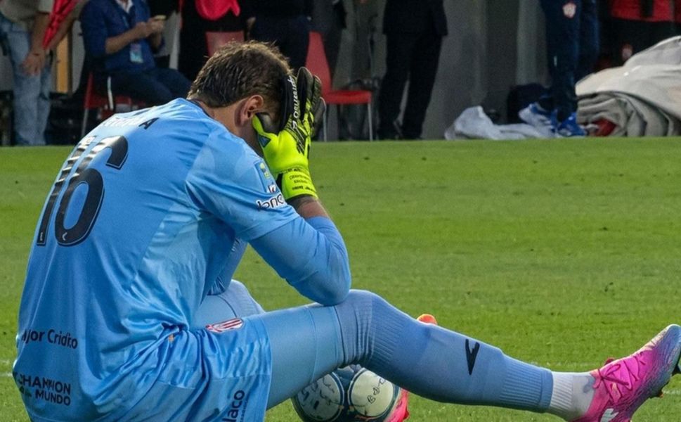 Fernando Muslera maçta baş dönmesi yaşadı ve yere yattı