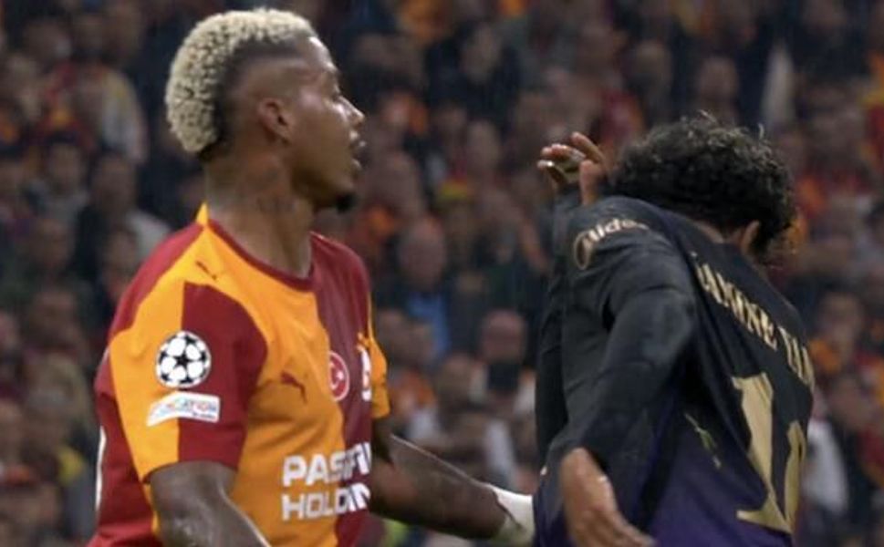 Galatasaray-Barcelona maçında Lamine Yamal ile Mario Lemina arasında kısa süreli gerginlik