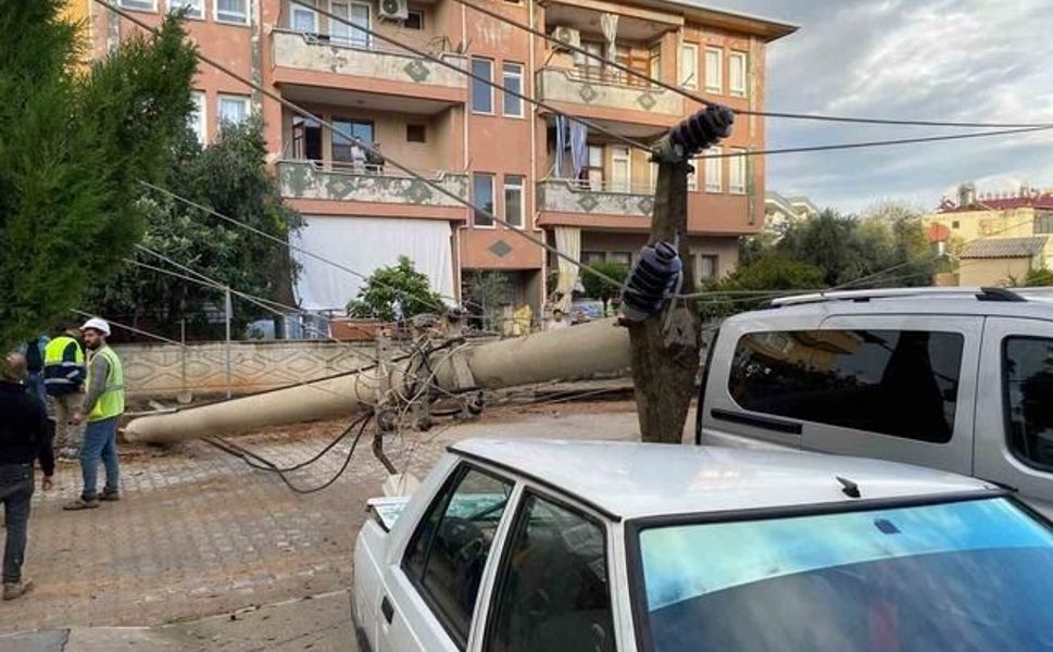 Gazipaşa'da devrilen elektrik direği park halindeki araca zarar verdi