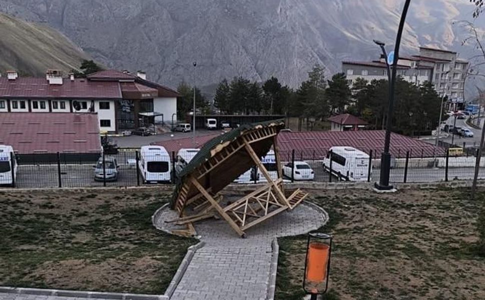 Hakkari'de Yeni Kamelyaya Zarar Verildi