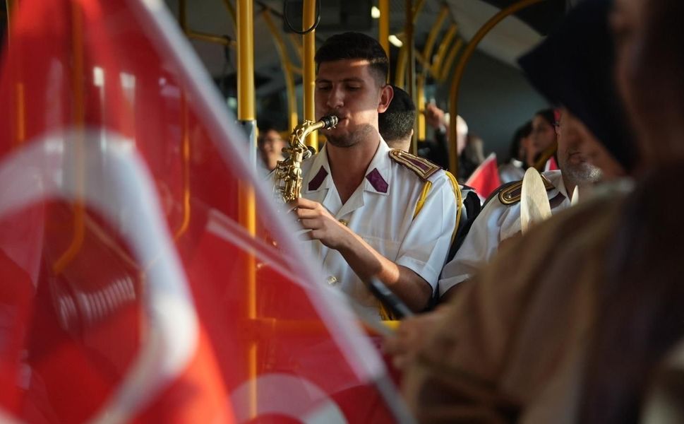 Halk otobüsünde Cumhuriyet Bayramı kutlaması yapıldı