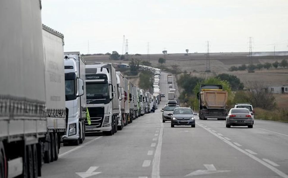 Hamzabeyli Sınır Kapısı'nda 27 Kilometrelik Tır Kuyruğu Oluştu