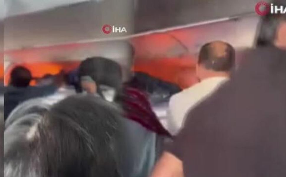 Hindistan'da Delhi-Chennai seferini yapan uçakta elektronik cihaz yangını