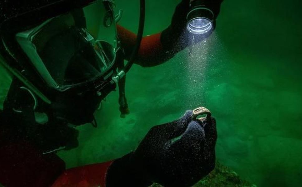 İskenderiye açıklarında su altı kazısında bronz yüzük bulundu