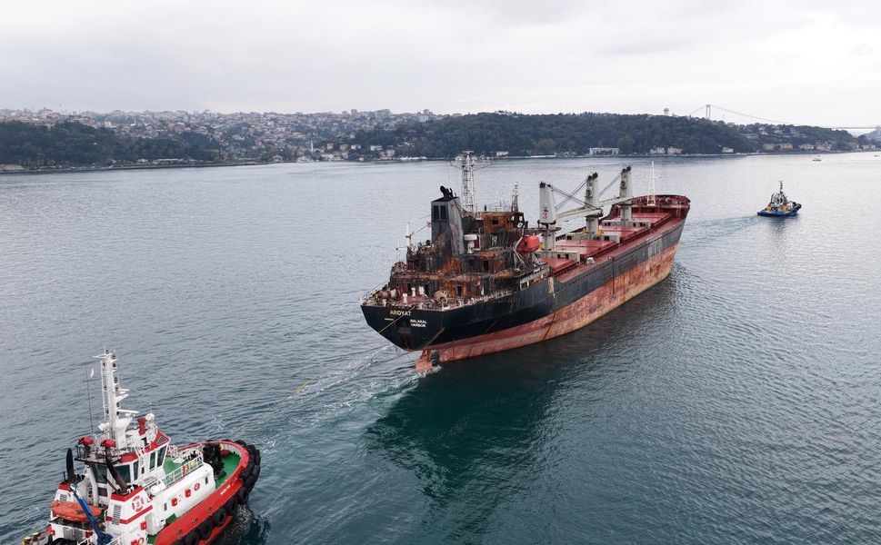 İstanbul Boğazı'nda Palau bayraklı geminin geçişi nedeniyle trafik durduruldu