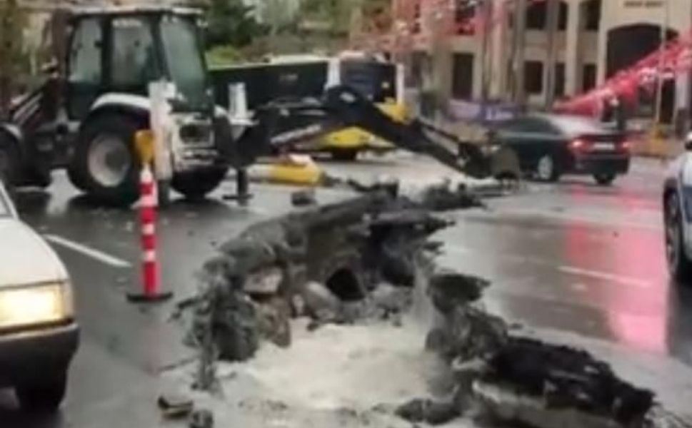 İstanbul Eyüpsultan'da Sağanak Nedeniyle Yol Çöktü