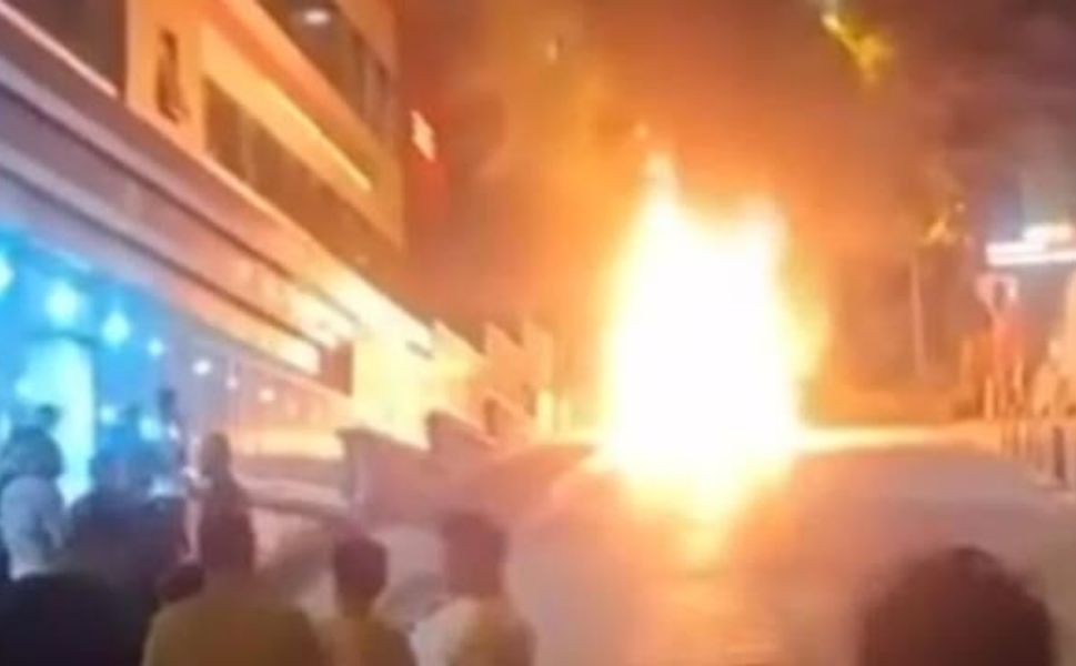 İstanbul Eyüpsultan'da Seyir Halindeki Hafif Ticari Araç Yangınla Küle Döndü
