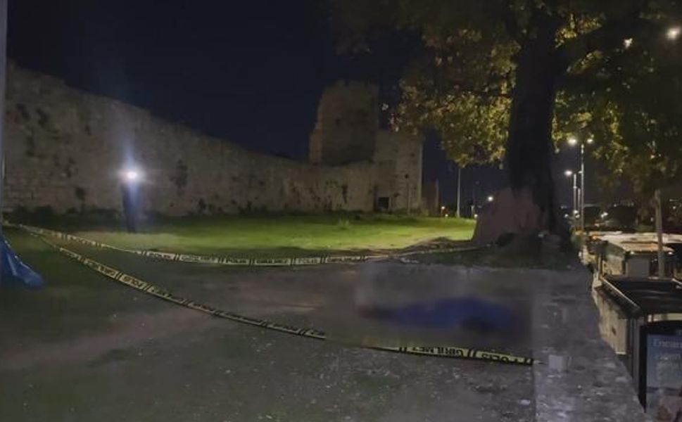 İstanbul Zeytinburnu'nda Tarihi Surlar Yanında Erkek Cesedi Bulundu