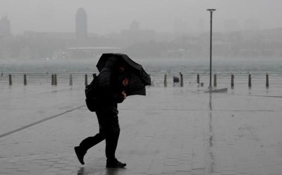 İstanbul'da fırtına ve sağanak yağış uyarısı: Saat verildi
