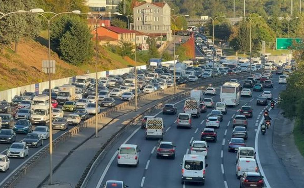 İstanbul'da sel nedeniyle sokaklar boş kaldı, trafik yoğunluğu yüzde 33'e düştü