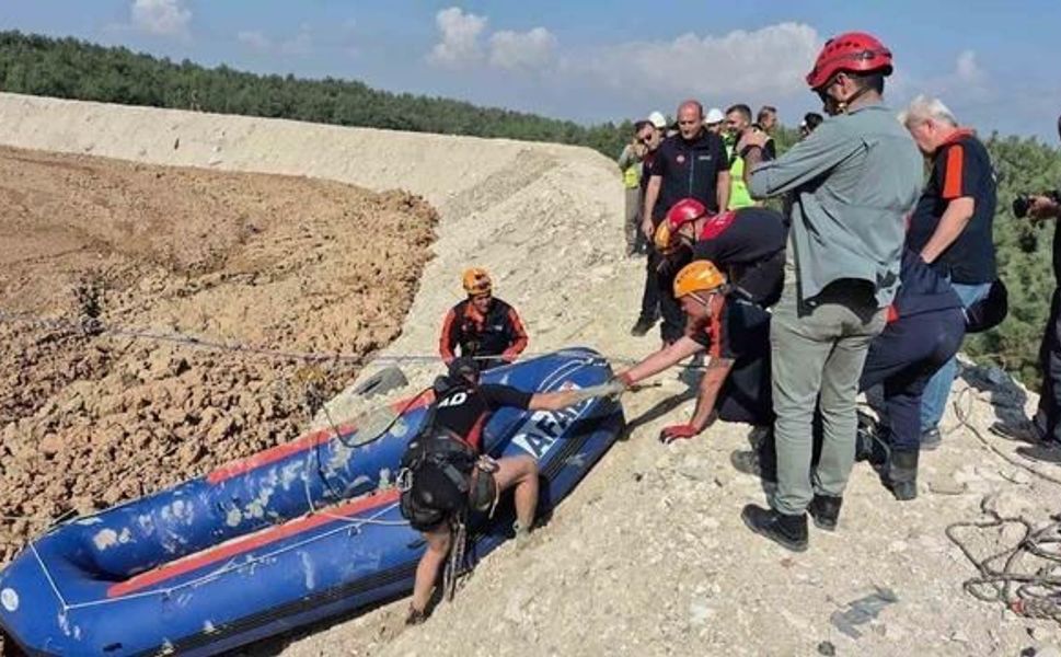 İzmir Buca'da Çamur Alanında Mahsur Kalan Sokak Köpeği Kurtarıldı